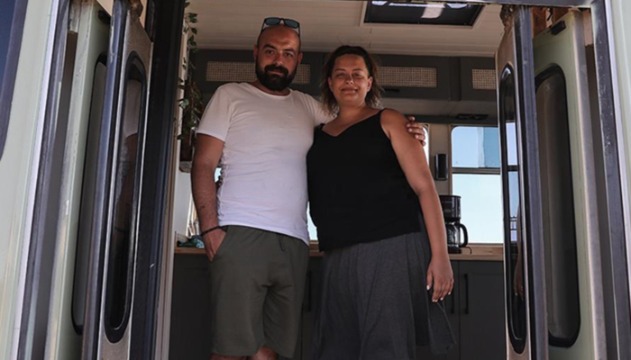 İş seyahatine çıkmaktan sıkılan çift şaşırtıcı bir çözüm üretti! Otobüsü eve çevirerek yaşamaya başladılar
