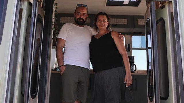 İş seyahatine çıkmaktan sıkılan çift şaşırtıcı bir çözüm üretti! Otobüsü eve çevirerek yaşamaya başladılar