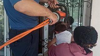 Tokat'ta başı pencerenin demir parmaklığına sıkışan çocuğu itfaiye kurtardı
