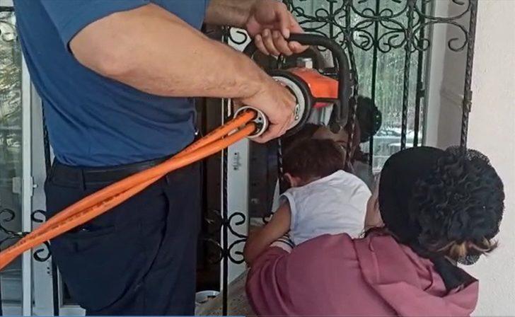 Tokat'ta başı pencerenin demir parmaklığına sıkışan çocuğu itfaiye kurtardı