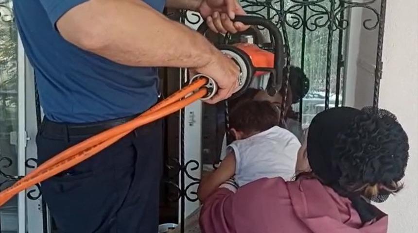 Tokat'ta başı pencerenin demir parmaklığına sıkışan çocuğu itfaiye kurtardı