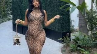 Karnı burnundaki Cardi B tangasını giyip twerk yaptı