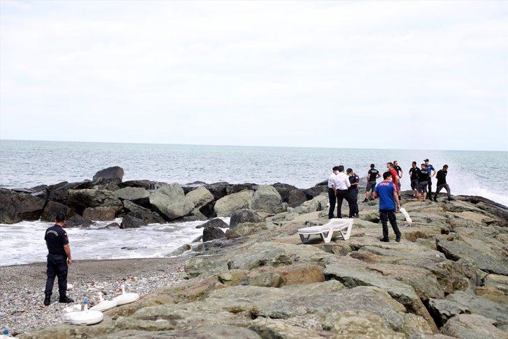 Rize'de denizde akıntıya kapılarak kaybolan kişiyi arama çalışmaları devam ediyor G1