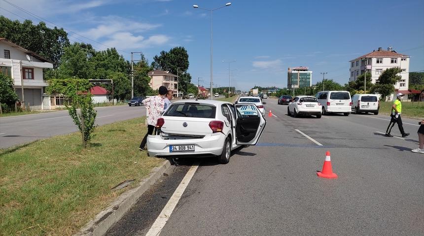 Samsun'da refüjdeki aydınlatma direğine çarpan otomobildeki çift yaralandı