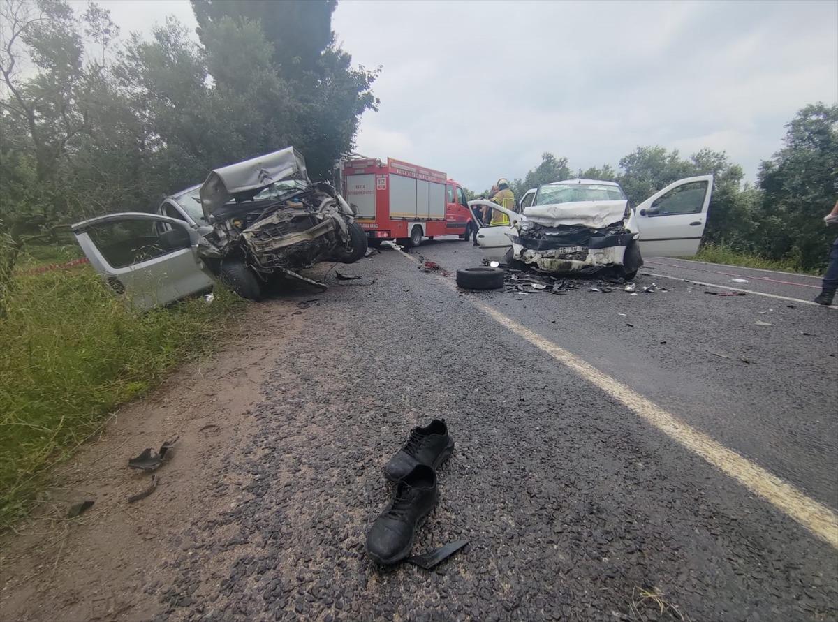 Bursa'da hafif ticari ara&ccedil; ile otomobil &ccedil;arpıştı: 4 &ouml;l&uuml;, 5 yaralı