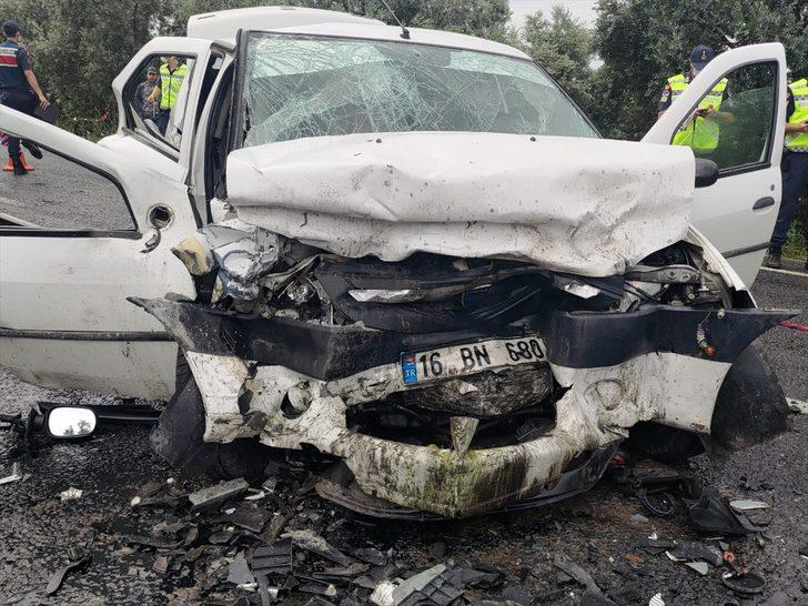 Bursa'da hafif ticari araç ile otomobil çarpıştı: 4 ölü, 5 yaralı G2