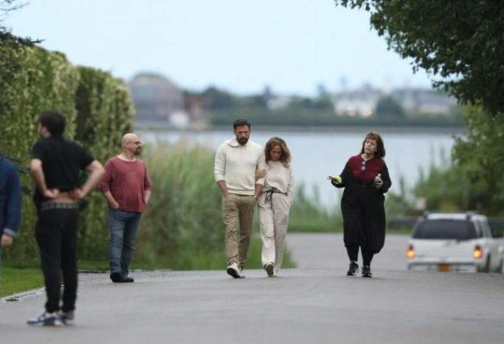 Zamana meydan okuyan Jennifer Lopez, göğüslerini köpüklerle kapatıp poz verdi  G5