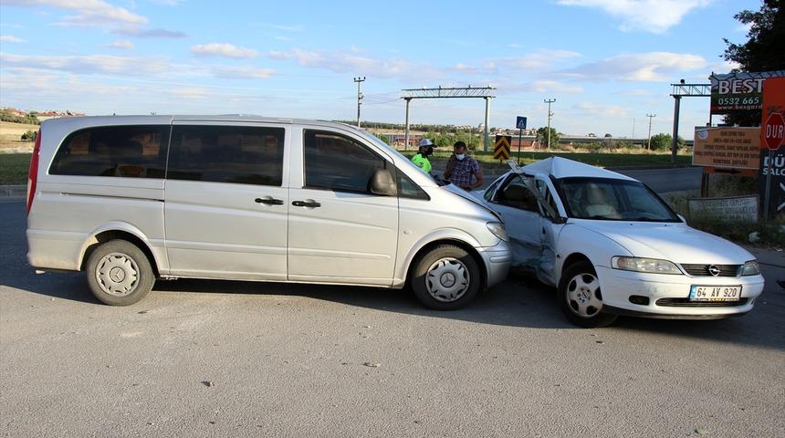 Uşak'ta otomobille minib&uuml;s &ccedil;arpıştı: 8 yaralı