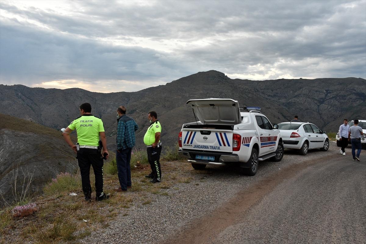 G&uuml;m&uuml;şhane'de hafif ticari ara&ccedil; şarampole devrildi: 6 yaralı