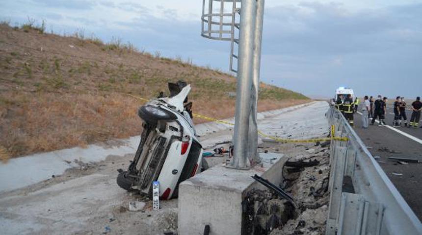 Yön tabelasına çarpan otomobilin motoru koptu: 2 ölü, 1 yaralı