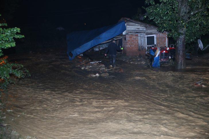 GÜNCELLEME - Düzce'de derenin taşması nedeniyle yol çöktü G1