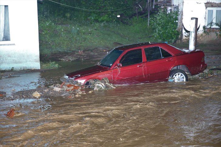 GÜNCELLEME - Düzce'de derenin taşması nedeniyle yol çöktü G2
