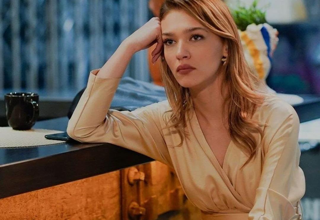 &Ouml;z babasının istismarına uğrayan oyuncu Melisa D&ouml;ngel'den kan donduran a&ccedil;ıklama! "Anneme s&ouml;yledim, bana inanmadı"