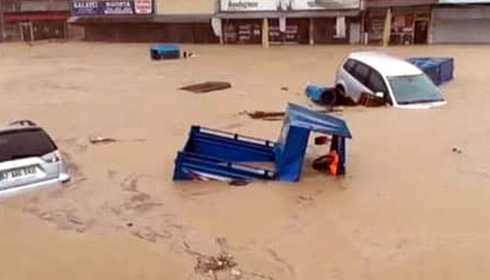 Zonguldak'ta sel! Çok sayıda iş yeri ve araç sular altında kaldı