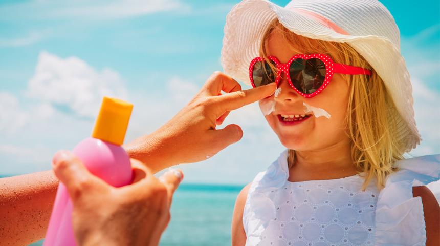 Yaz tatilinde çocukları bekleyen tehlikeler nasıl önlenir? Güneş çarpmasından korumak için...