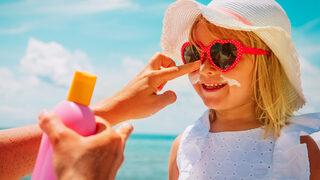 Yaz tatilinde çocukları bekleyen tehlikeler nasıl önlenir? Güneş çarpmasından korumak için...
