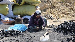 Kavurucu sıcaklarda gece gündüz çalışarak ekmek mücadelesi veriyorlar!