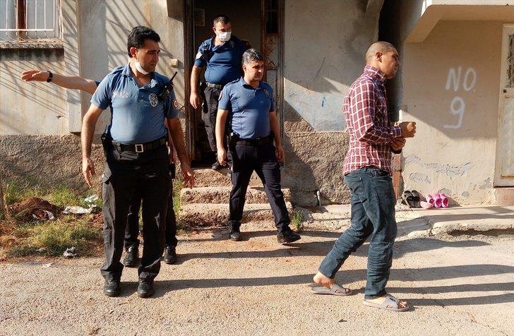 Adana'da kendini odaya kilitleyen bıçaklı kişiyi polis ikna etti G1