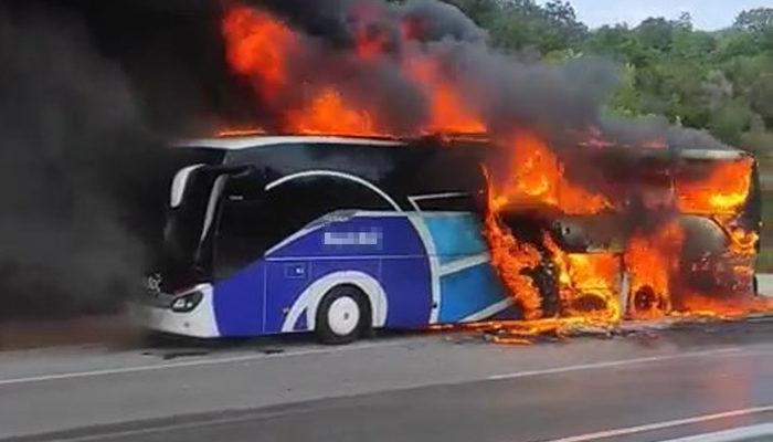 Çanakkale’de seyir halindeki yolcu otobüsü alev alev yandı