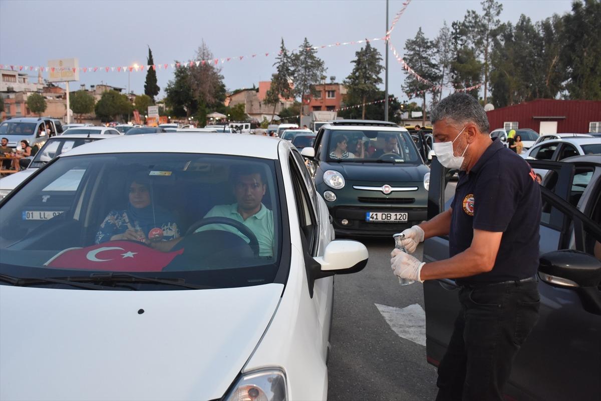 Adana'da a&ccedil;ık havada arabada sinema keyfi