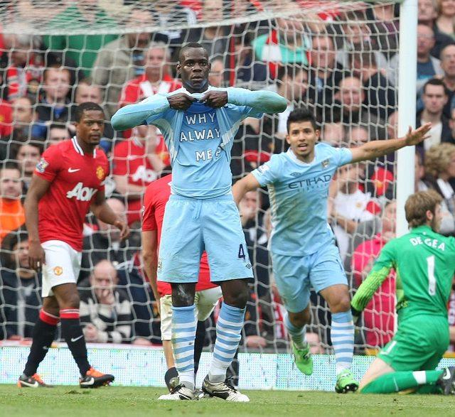 Balotelli, 2011'de derbi maçında Manchester United'a attığı golden sonra yaptığı gol sevincinde, formasının altında 