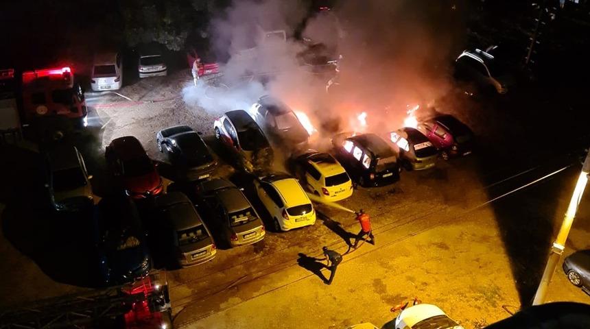 Otoparkta çıkan yangında 10 araç hurdaya döndü