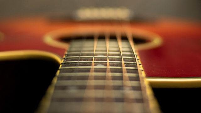 Gitar teli değiştirme sandığınızdan daha kolay: Gitar teli nasıl takılır?