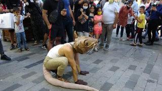 Amerikalı sokak sanatçısı Taksim Meydanı'nda yaptığı şovla ilgi odağı oldu