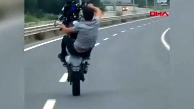 Tek tekerler üzerinde kilometrelerce ilerleyen motosikletli kamerada