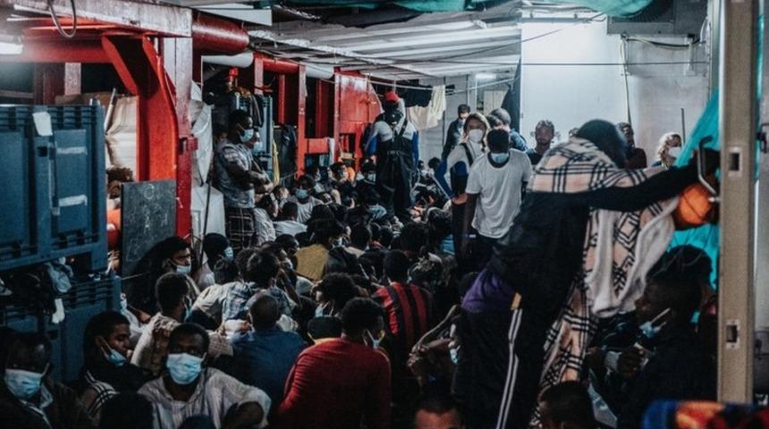 Akdeniz'de 572 g&ouml;&ccedil;meni kurtaran gemi bir haftadır liman bekliyor: Gıda stoğu bitmek &uuml;zere