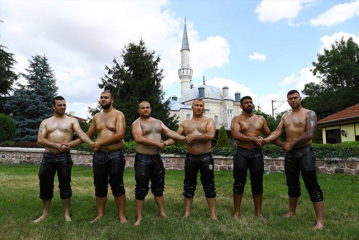 Kırkpınar için antrenmanlarını tamamlayan Edirneli pehlivanlar, Er Meydanı'na dualarla uğurlandı G2