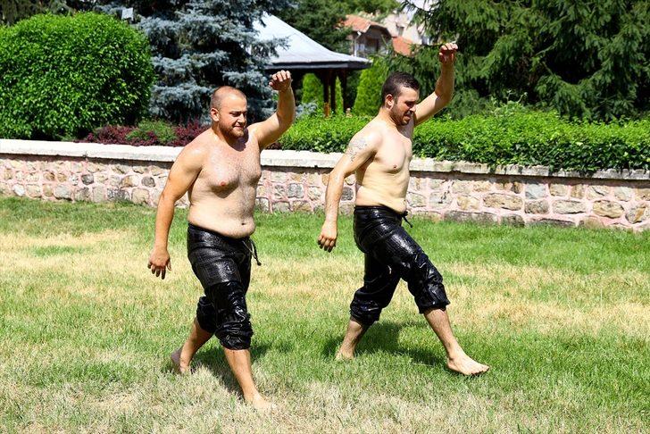 Kırkpınar için antrenmanlarını tamamlayan Edirneli pehlivanlar, Er Meydanı'na dualarla uğurlandı G3