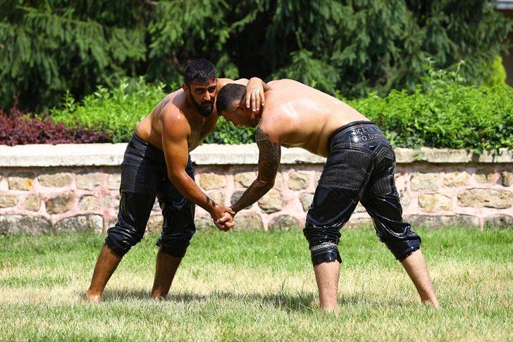 Kırkpınar için antrenmanlarını tamamlayan Edirneli pehlivanlar, Er Meydanı'na dualarla uğurlandı G4