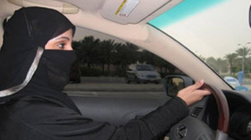 Suudi Arabistan'da ilk kadın s&uuml;r&uuml;c&uuml; kazası meydana geldi: 1 &ouml;l&uuml;, 1 yaralı