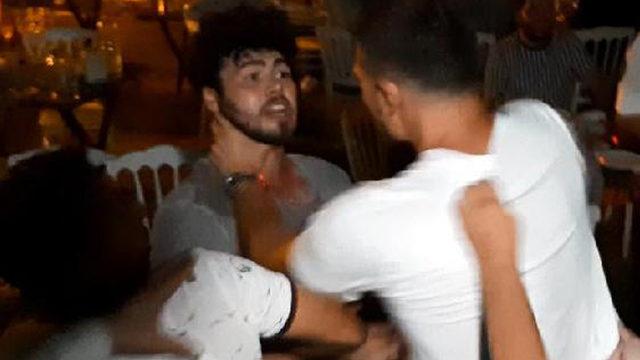 Gazetecinin eli yanlışlıkla 'Kırkpınar Ağası'nın yüzüne geldi, ortalık karıştı