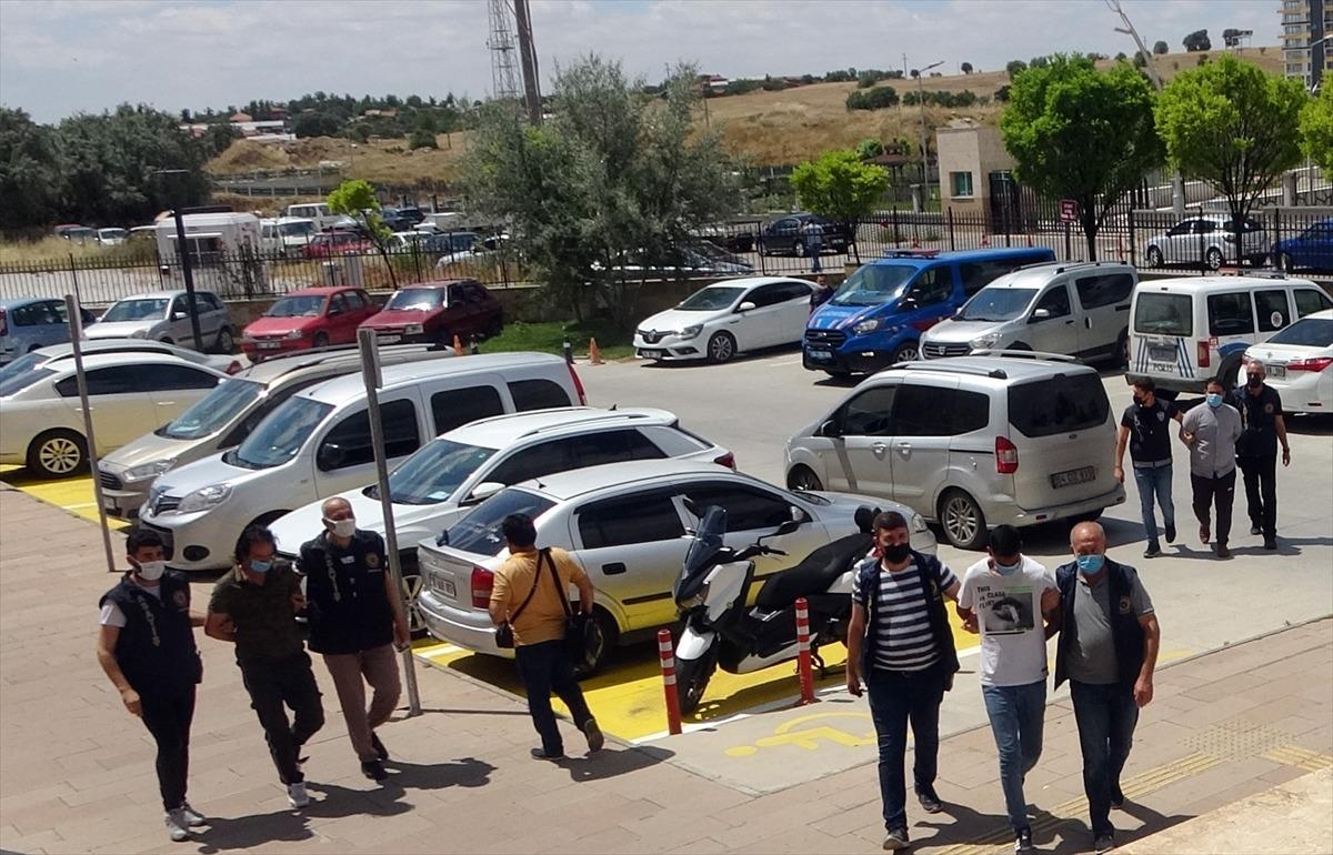 Uşak'ta 1 kişinin &ouml;ld&uuml;ğ&uuml; silahlı kavganın ardından g&ouml;zaltına alınan 3 ş&uuml;pheliden 2'si tutuklandı