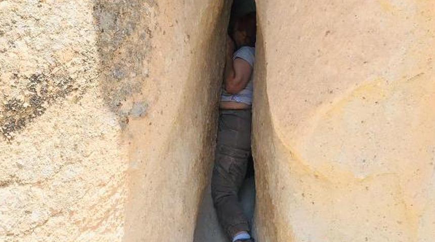 ABD'li turist, fotoğraf çekerken düştüğü kayalıklar arasında sıkıştı
