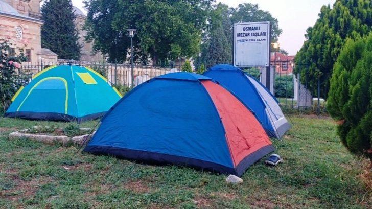 Yer: Edirne! Otellerde yer bulamayınca meydanlarda çadırlarda uyudular G1