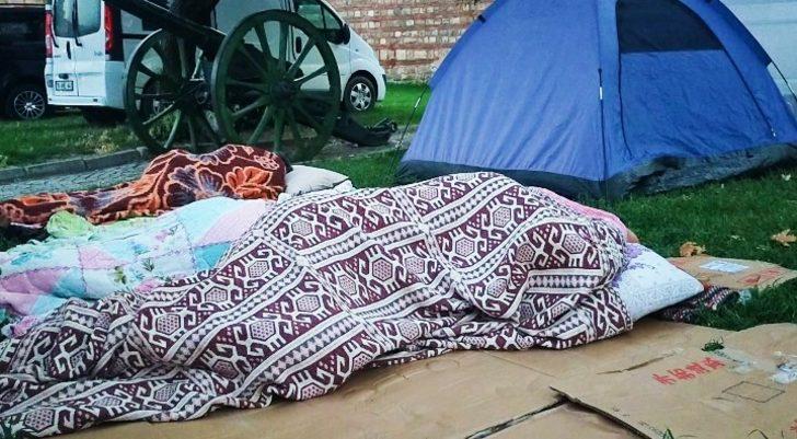 Yer: Edirne! Otellerde yer bulamayınca meydanlarda çadırlarda uyudular G3