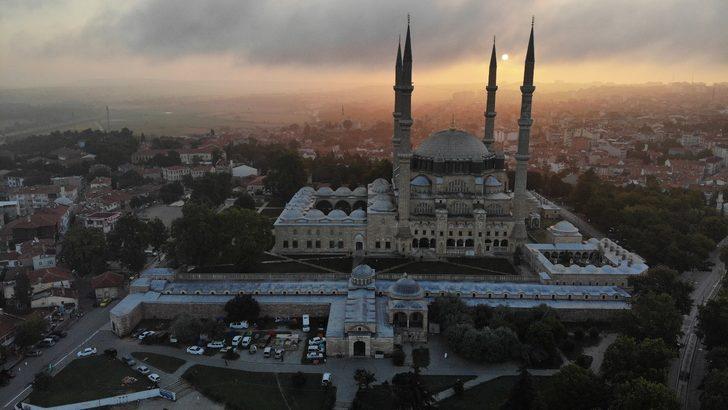 Yer: Edirne! Otellerde yer bulamayınca meydanlarda çadırlarda uyudular G5