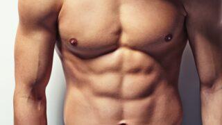 Singapur'da akıllara durgunluk veren olay! Çıplak dolaşan arkadaşının alnını yardı