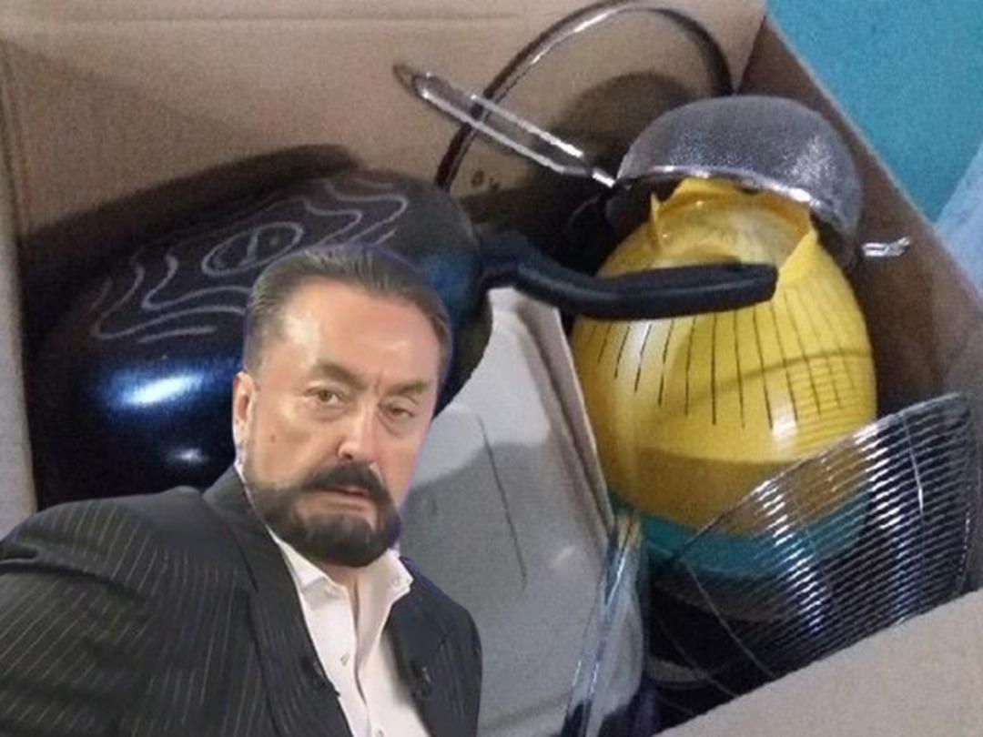 Mor g&ouml;mlekten pantolona kadar, Adnan Oktar'ın eşyaları satışa &ccedil;ıktı