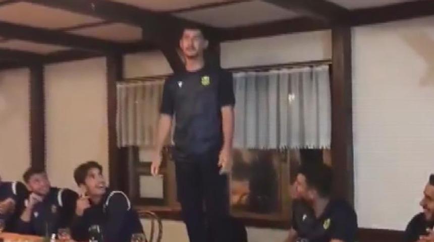 Yeni Malatyasporlu futbolculardan şarkı performansı