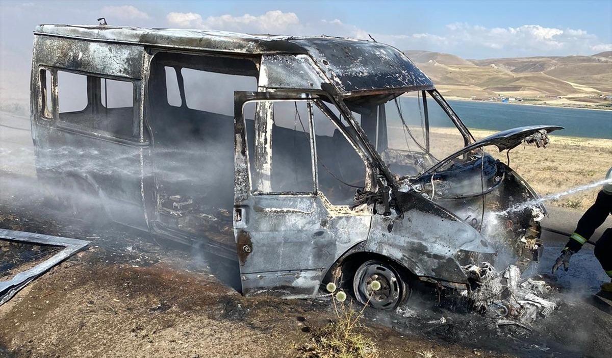 Van'da seyir halindeki minib&uuml;s yandı