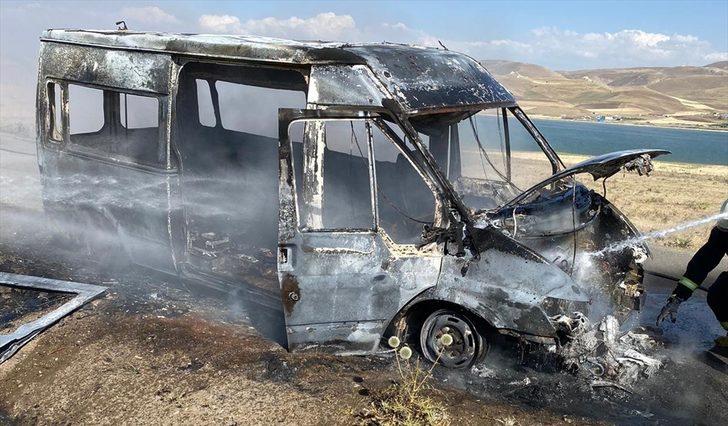 Van'da seyir halindeki minibüs yandı G1