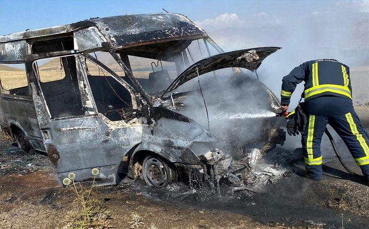 Van'da seyir halindeki minibüs yandı G2