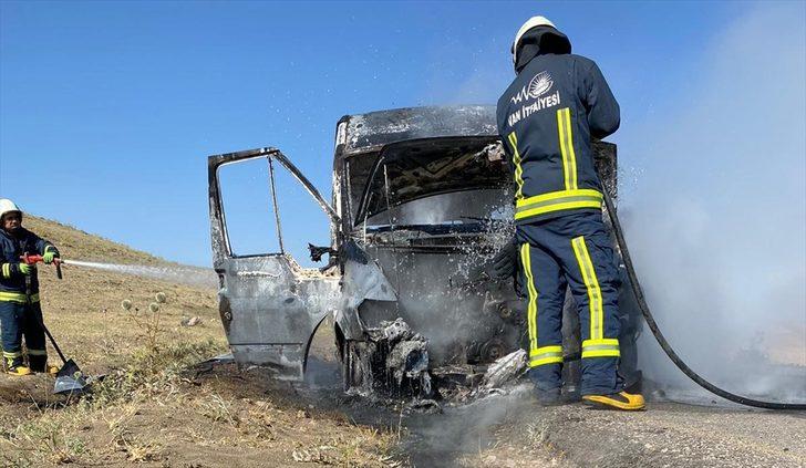 Van'da seyir halindeki minibüs yandı G3