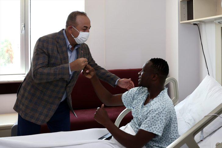 Dışişleri Bakanı Çavuşoğlu, kalp spazmı geçiren Alanyasporlu futbolcu Babacar'ı ziyaret etti G1