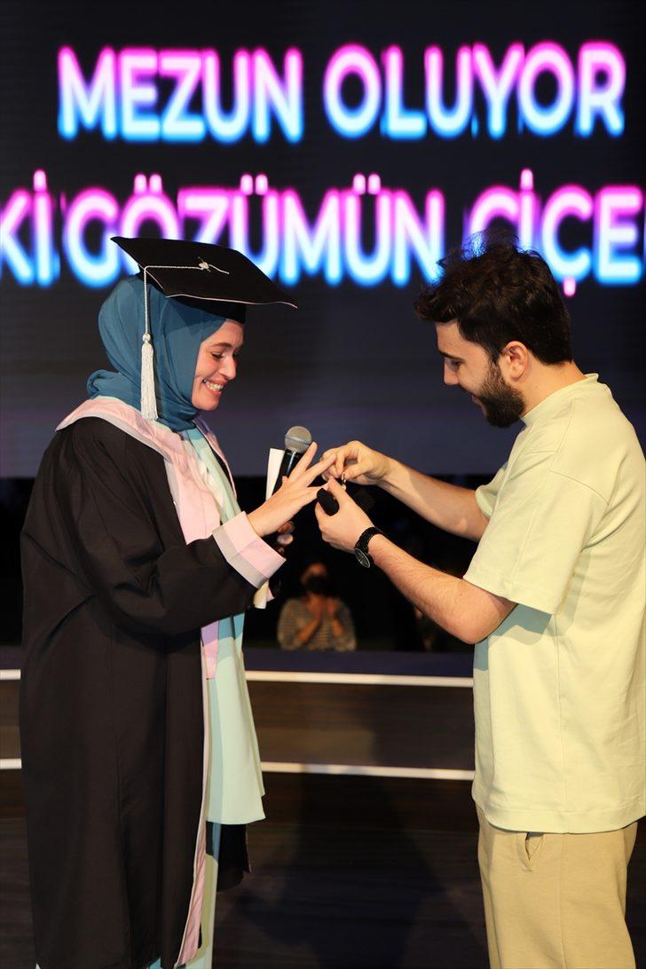 Aksaray Üniversitesini bitiren kız arkadaşına mezuniyet töreninde sürpriz evlilik teklifi yaptı G1