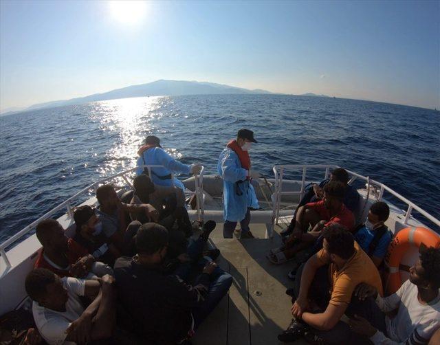 İzmir açıklarında, Türk kara sularına itilen 15 düzensiz göçmen kurtarıldı